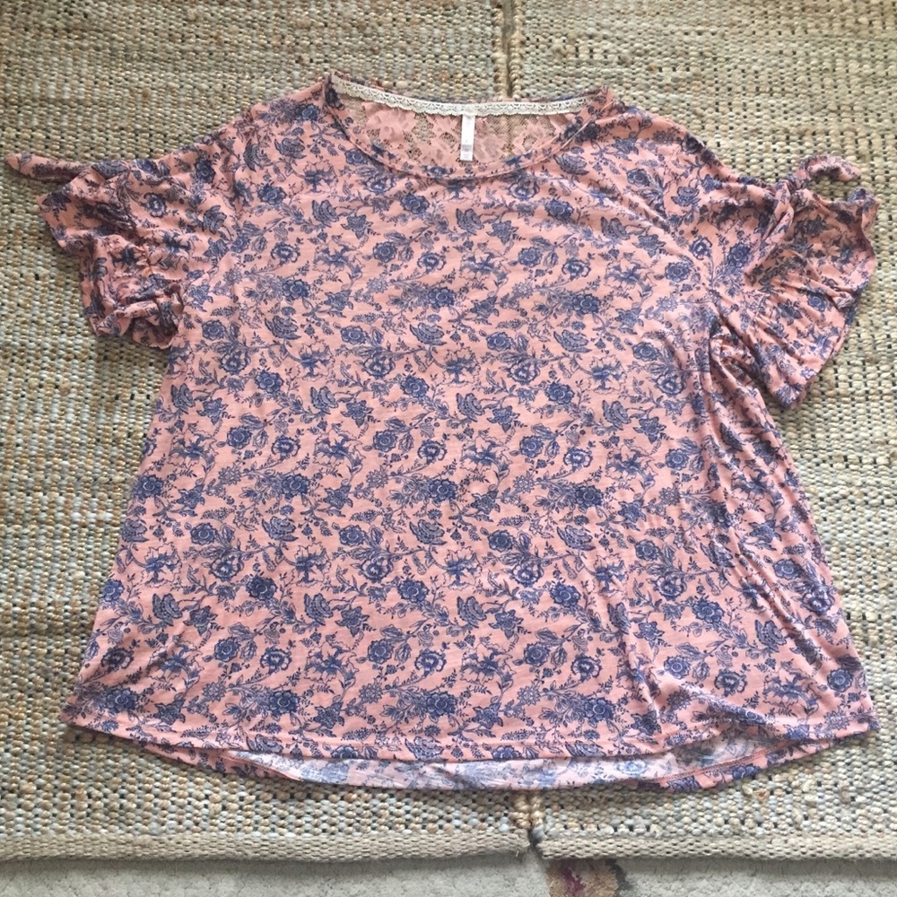 EUC Peachy/Coral Navy Floral Printed Tee